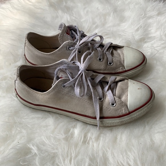 Kids Size 3 White chuck taylors - Picture 2 of 5